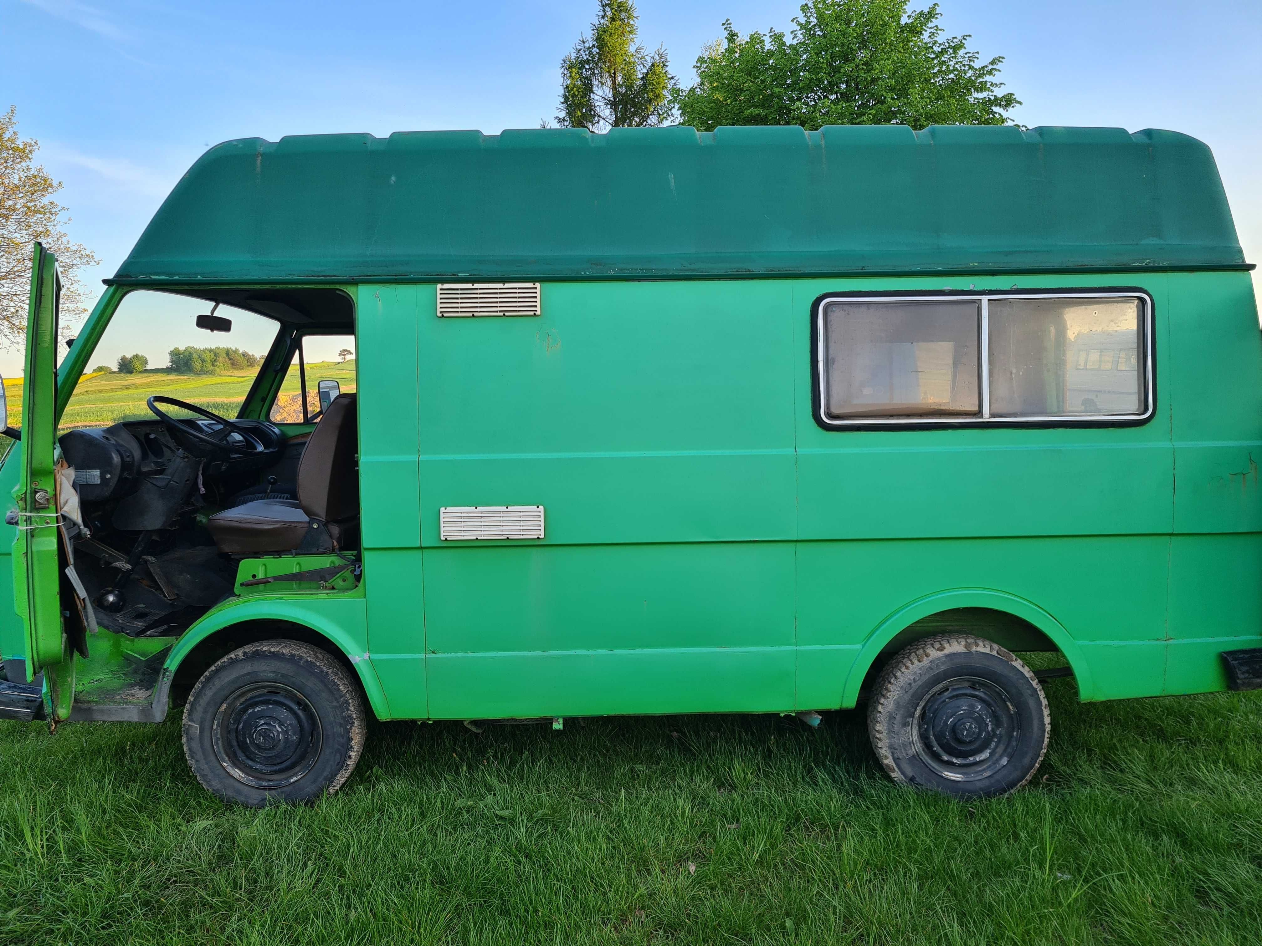 Samochody dostawcze: Mercedes MB 100, 207D;  Volkswagen LT28 x 2