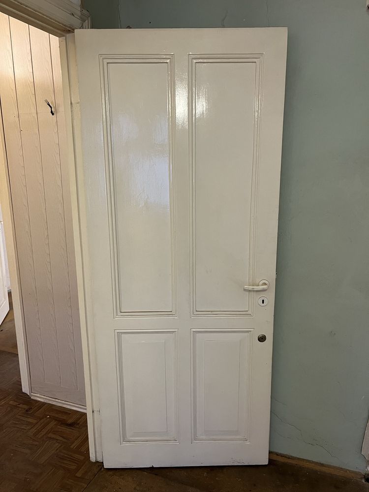Piękne stare drzwi drewniane