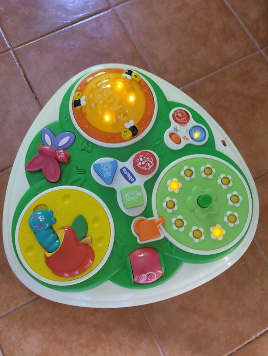 Mesa de brincar da marca Chicco com música cores e animais usada