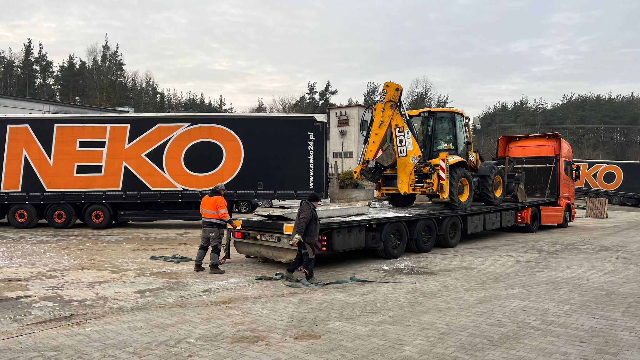 Koparka, trawniki, niwelacje – ziemia, piasek z transportem