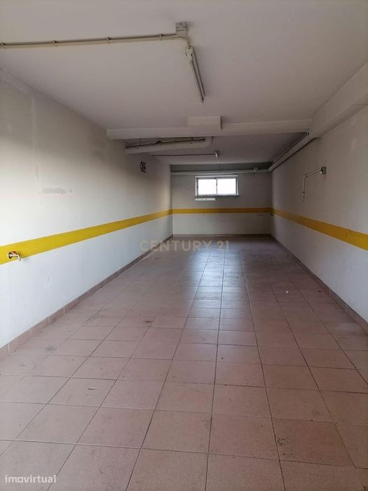 Garagem espaçosa com 38  m² no Montijo