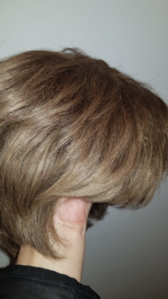 Perułka włosy ciemny blond alla pasemka