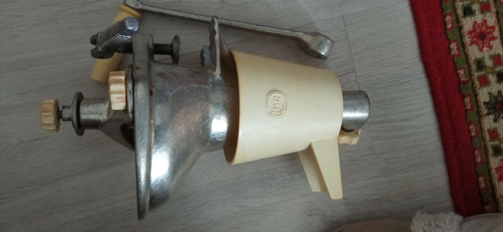 Продам ручную шнековую соковыжималку