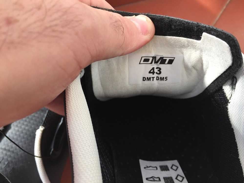 NOVOS sapatos DMT ciclismo nr. 42 grande com encaixes tipo shimano