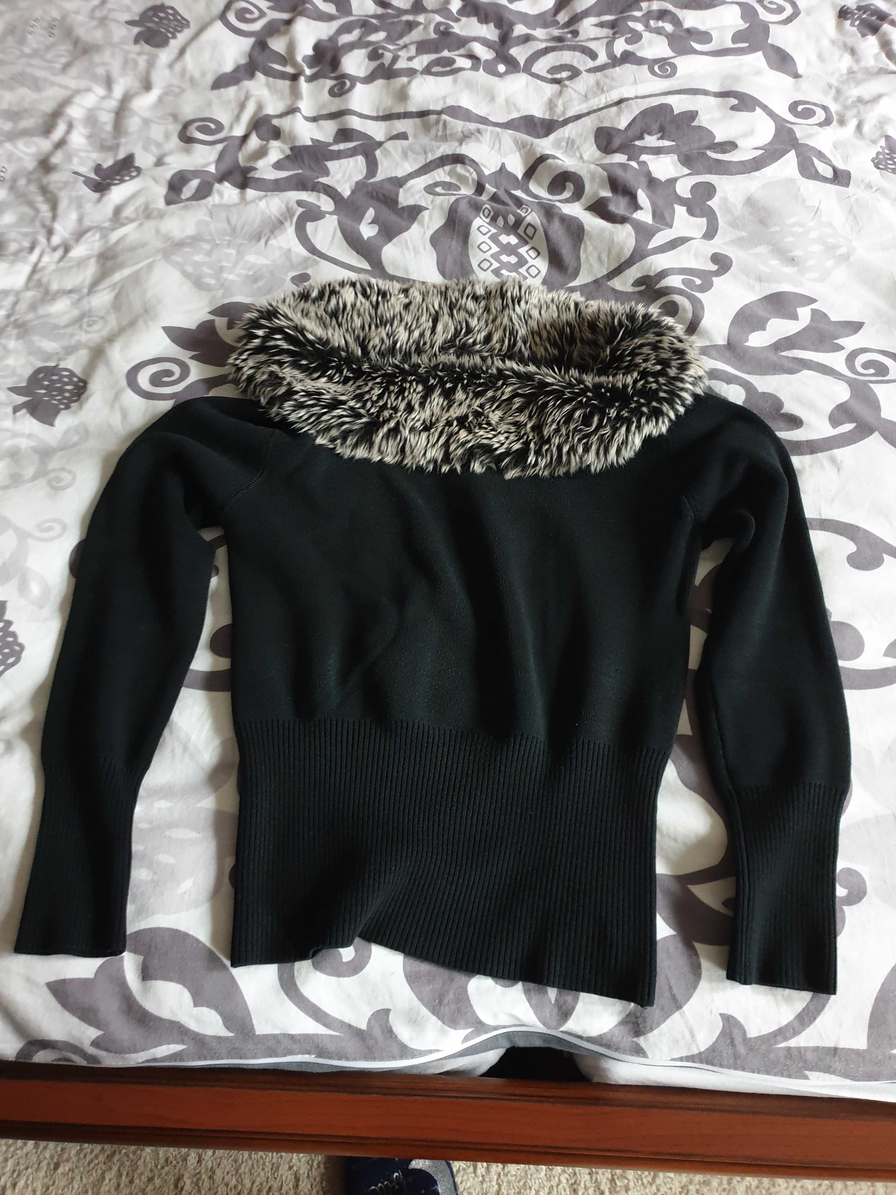 sweter czarny z futrzanym kołnierzem M / L