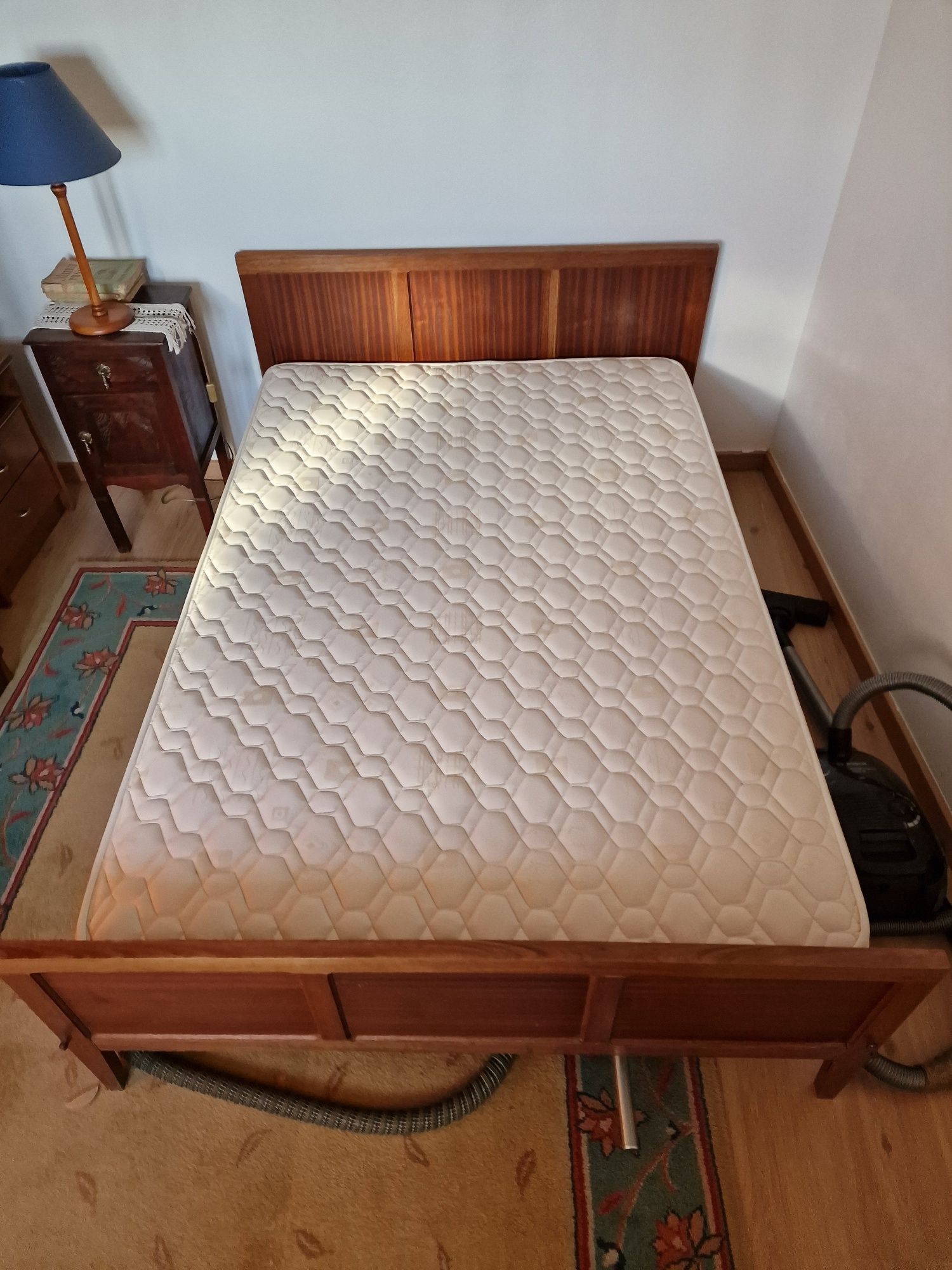 Cama de madeira com colchão como novo