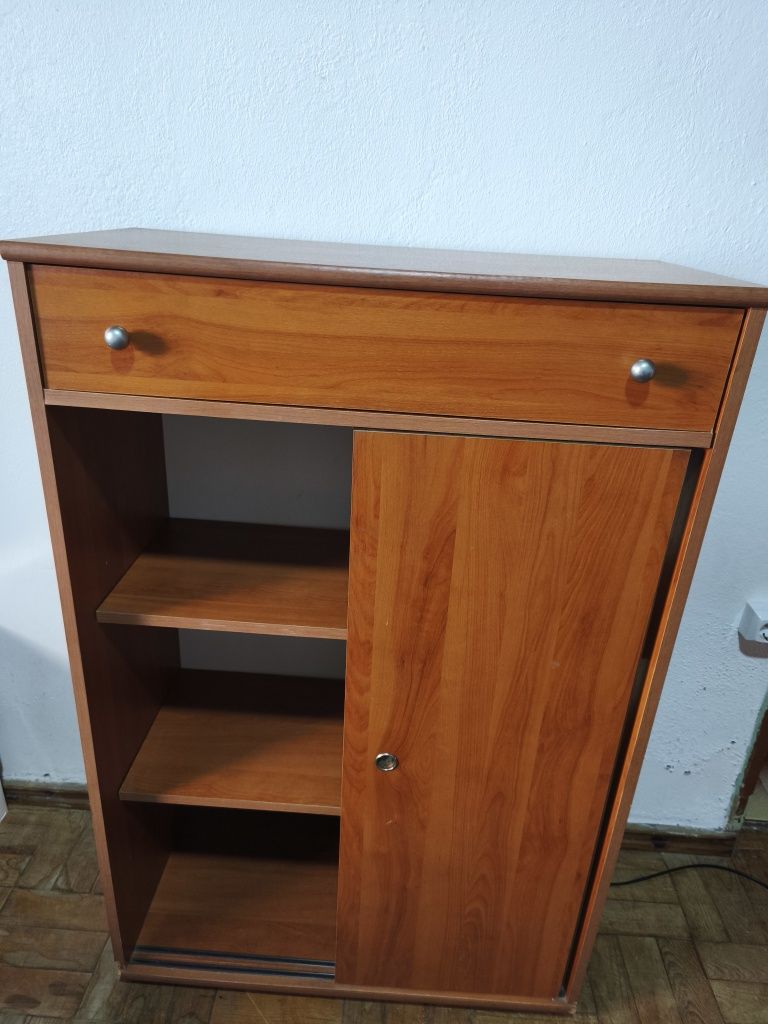 Armário com gaveta e portas deslizantes