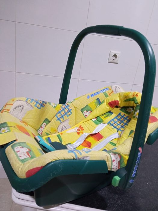 Ovo bebé MaxiCosi Plus com capa de chuva e redutor.