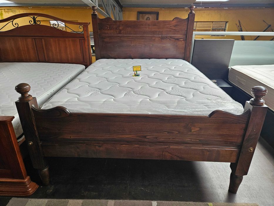 Magnifica cama em madeira maciça com estrado e colchã