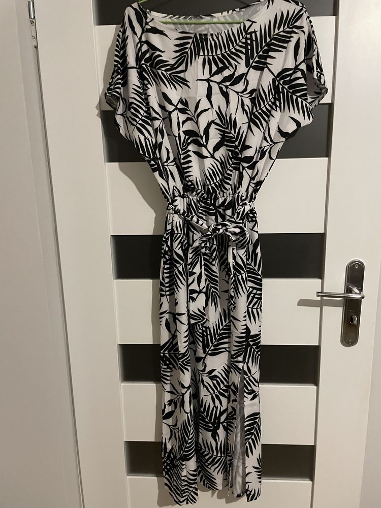 # Sukienka letnia dluga biala w czarne liscie roz. Xl