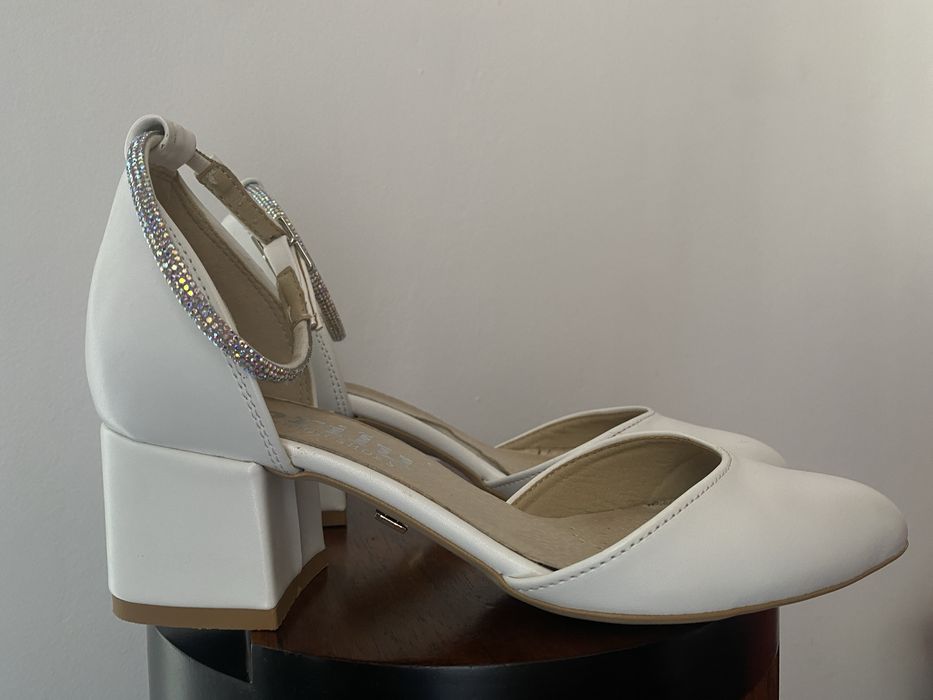 Buty slubne, biale z diamencikami, krysztalki, na pasku, skóra, brilu