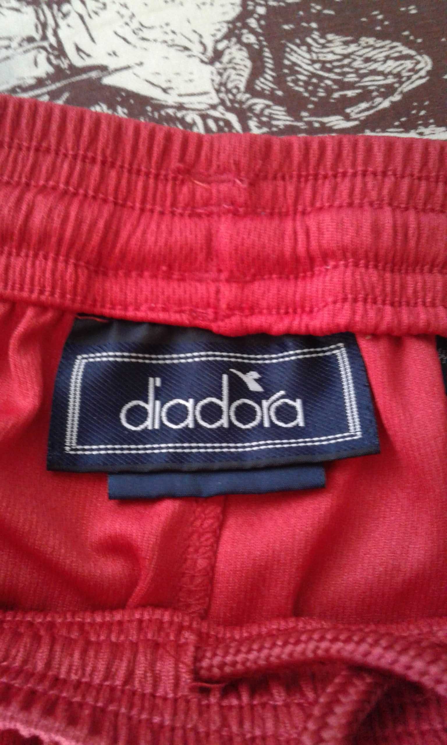 Брендовые красные шорты в спортивном стиле diadora