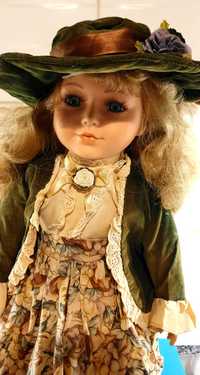 Kolekcja Promenade Porcelain Doll Elizabeth & Stand