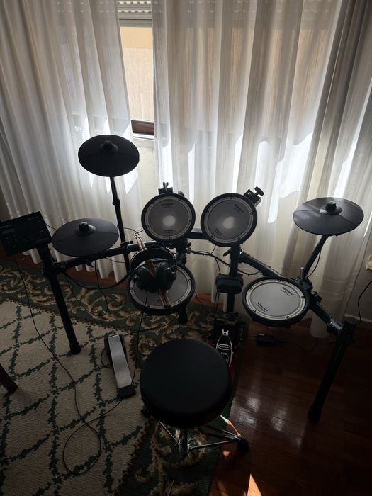 Bateria electrónica Roland TD-07 com pedal e banco