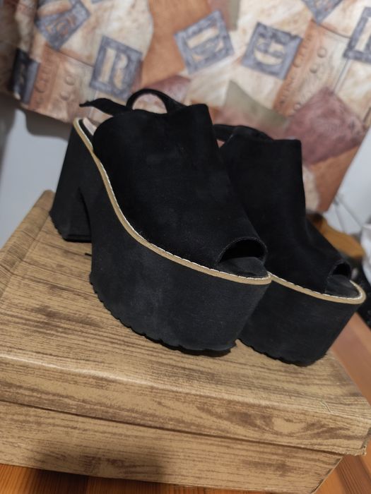 Sandały na koturnie