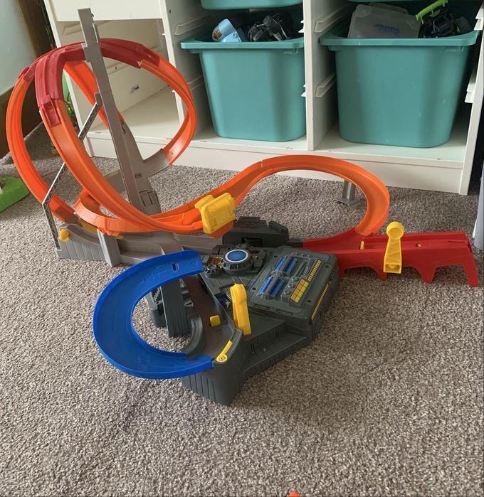 Трек Hot Wheels spin storm та вантажівка «Акуляча паща»