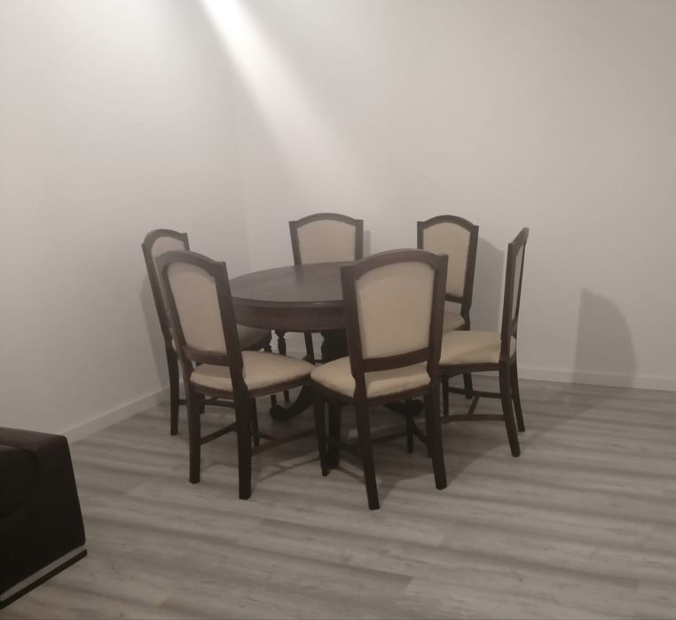 Vendo mesa de madeira e 6 cadeiras