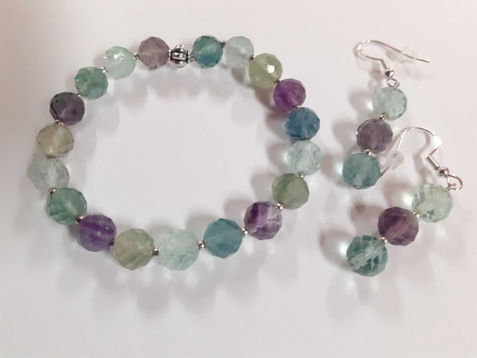 Komplet biżuterii z kamieni - bransoletka i kolczyki - różne