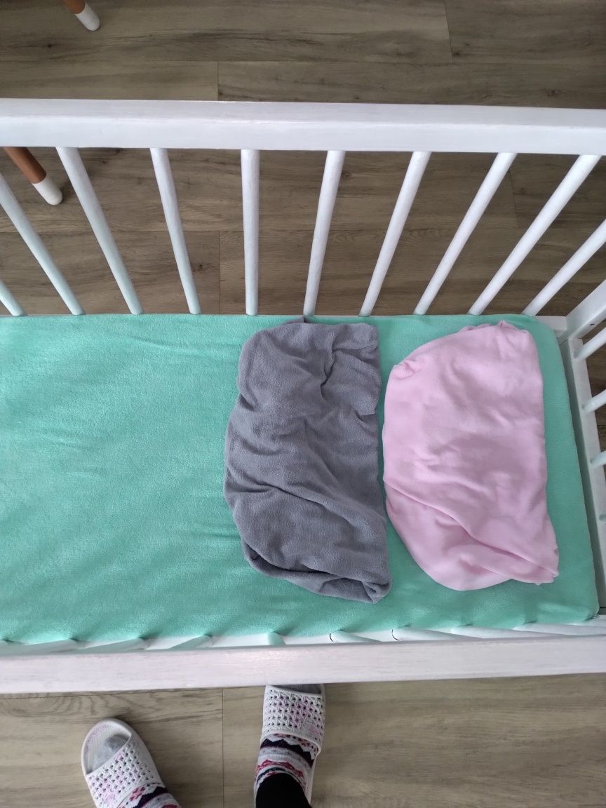 Mini łóżeczko na kółkach z materacem