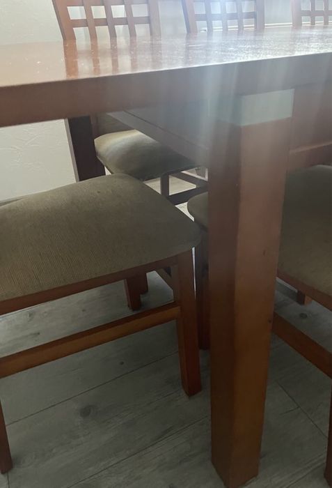 Stół drewniany, krzesła niedostępne