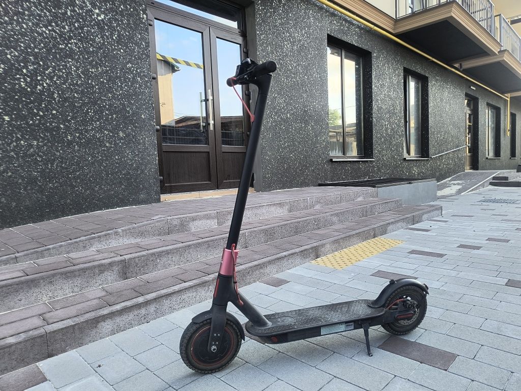 Електросамокат Xiaomi M365 Pro . Оригінал з Німечини