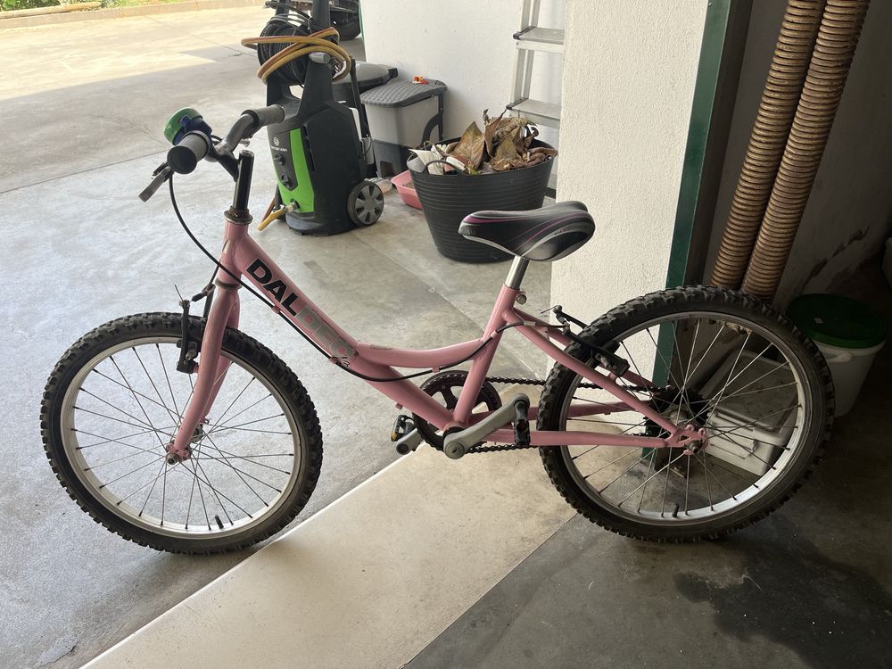 Vendo Bicicleta Rosa de criança para desocupar, com algu m uso