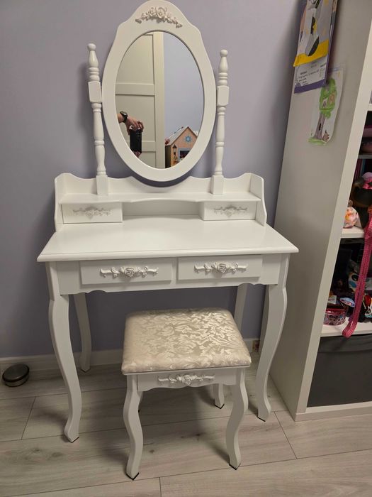 Toaletka z siedziskiem