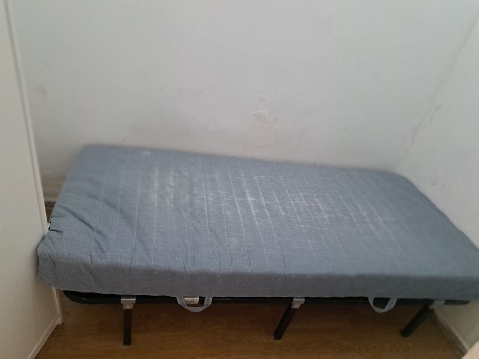Roupeiro ,cama, colchão e mesa de cabeceira