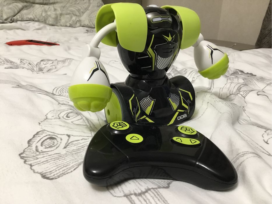 Роботы боксеры на пульте управления.