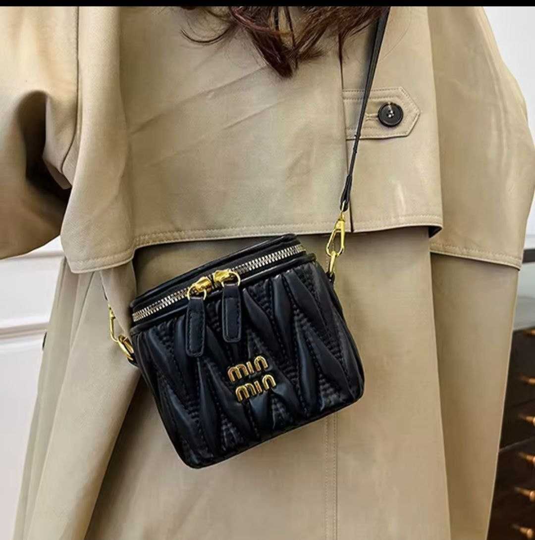 Сумка жіноча miu miu через плечо. Є кольори.