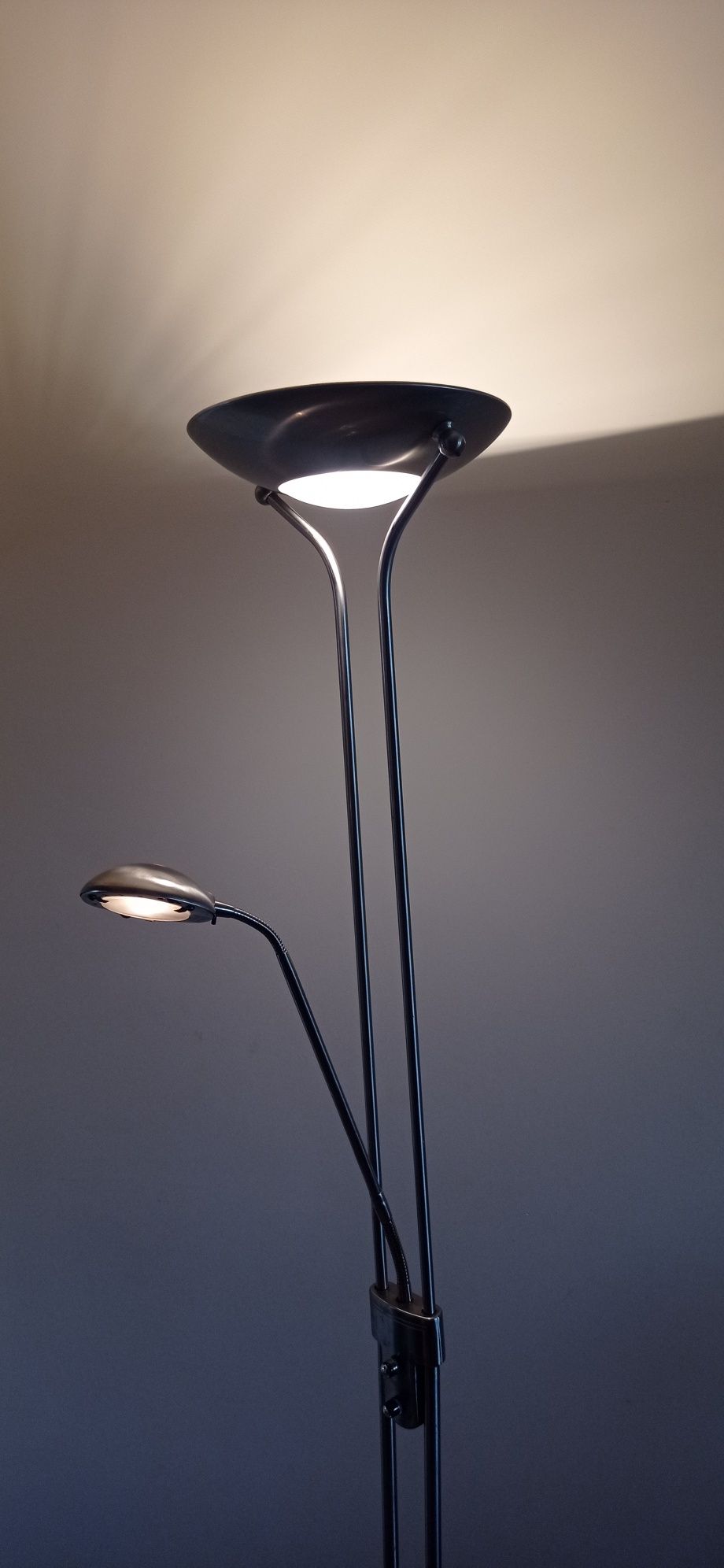 Lampa spojąca podłogowa