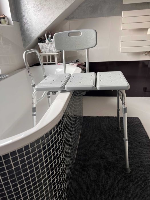 Ławka do wanny z oparciem do kąpieli dla osoby niepełnosprawnej