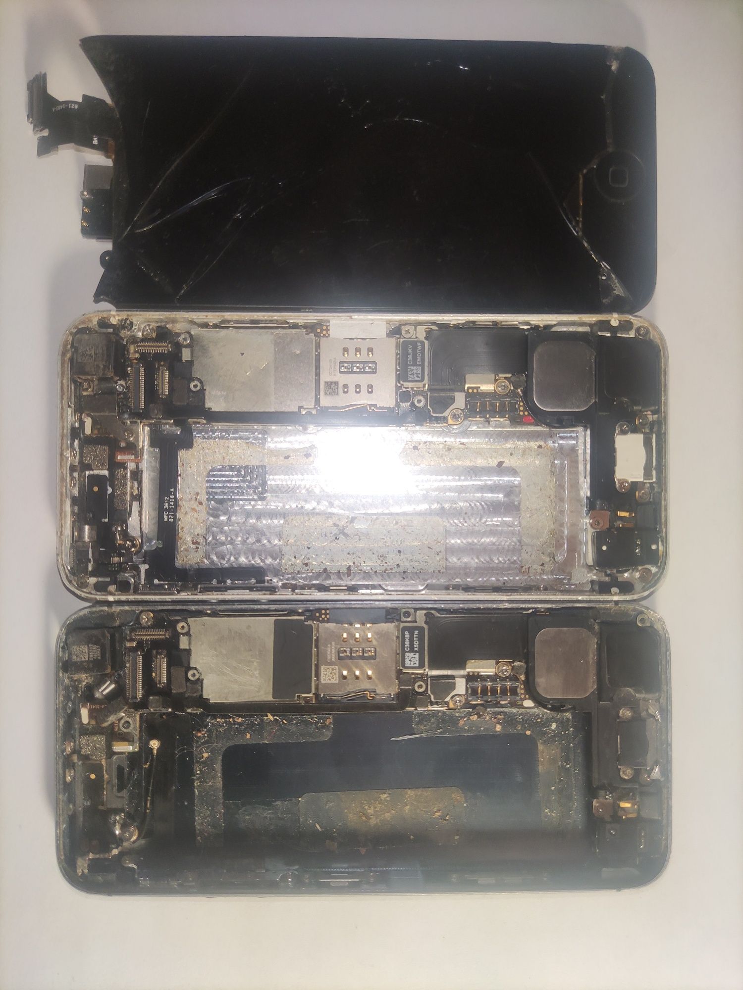 2 iPhone 5 в неизвестном состоянии
