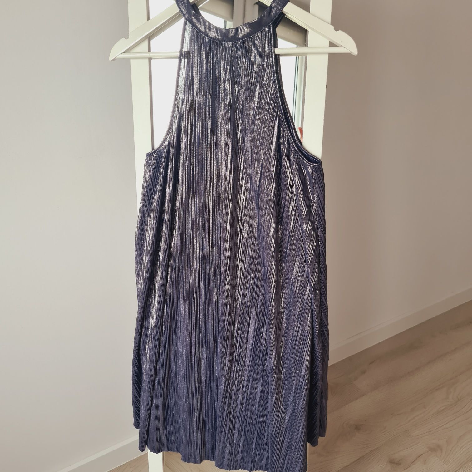 Błyszcząca brokatowa sukienka z plisowanej tkaniny idealna na sylwestr