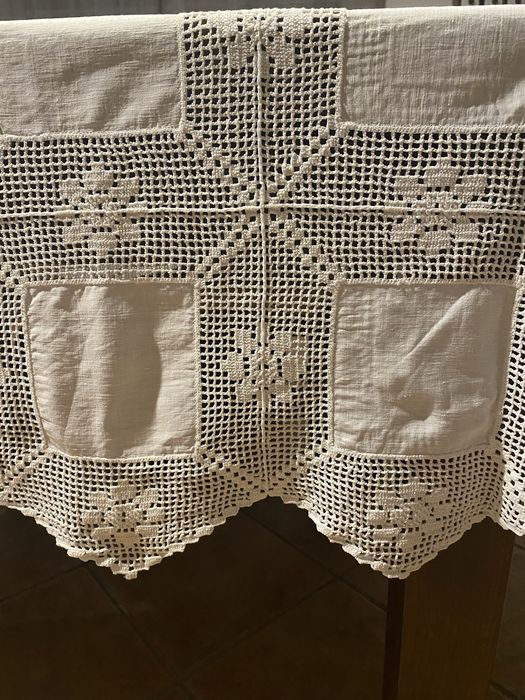Toalha de mesa de crochet e linho, 190 x 260 cm. Nova.