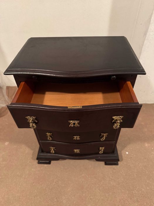 Mesa de cabeceira em madeira maciça