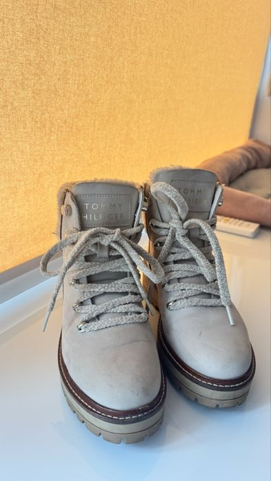 Продам зимове жіноче взуття