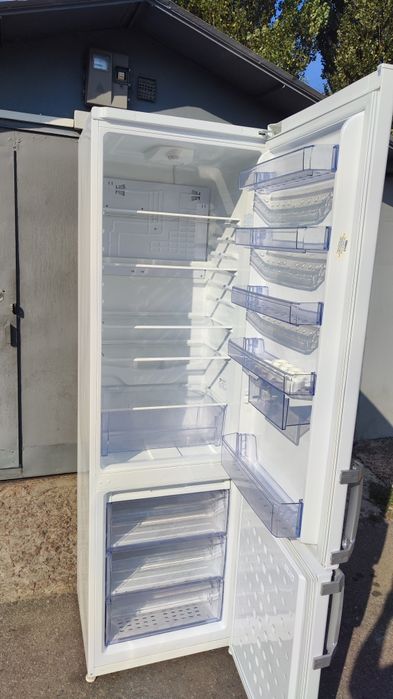 Холодильник BEKO. CS334020 Крапельна система охолодження.