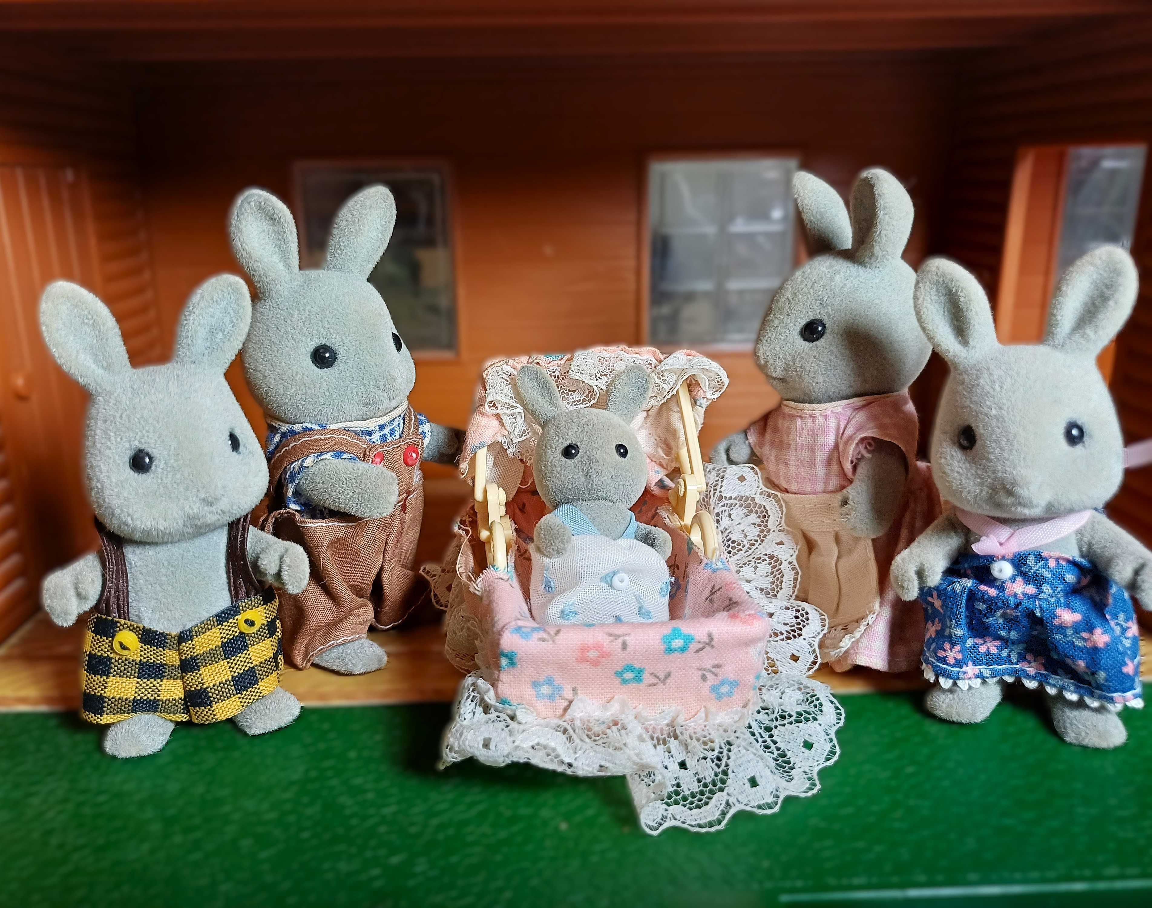 Família Completa Sylvanian Families – Coelhos Cinzentos (5 figuras)