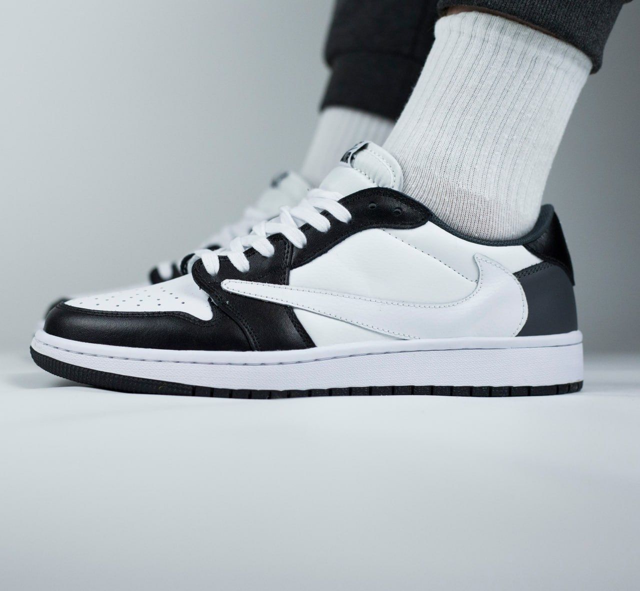 Чоловічі кросівки Nike Air Jordan 1 Low x Travis Scott black white