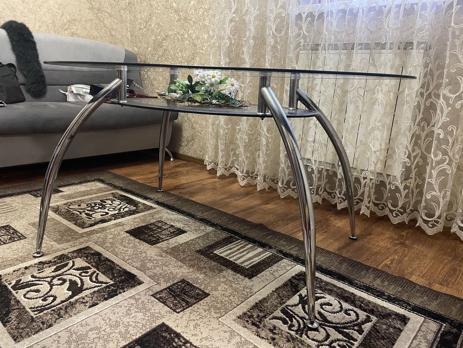 Стіклянний стіл.