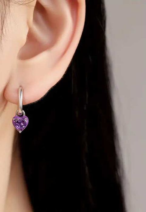 Сережки с фиолетовым сердцем из 925 пробы