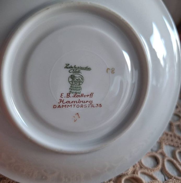 Hutschenreuther Jurvel urocze dwa spodki. Biała porcelana zdobiona kob