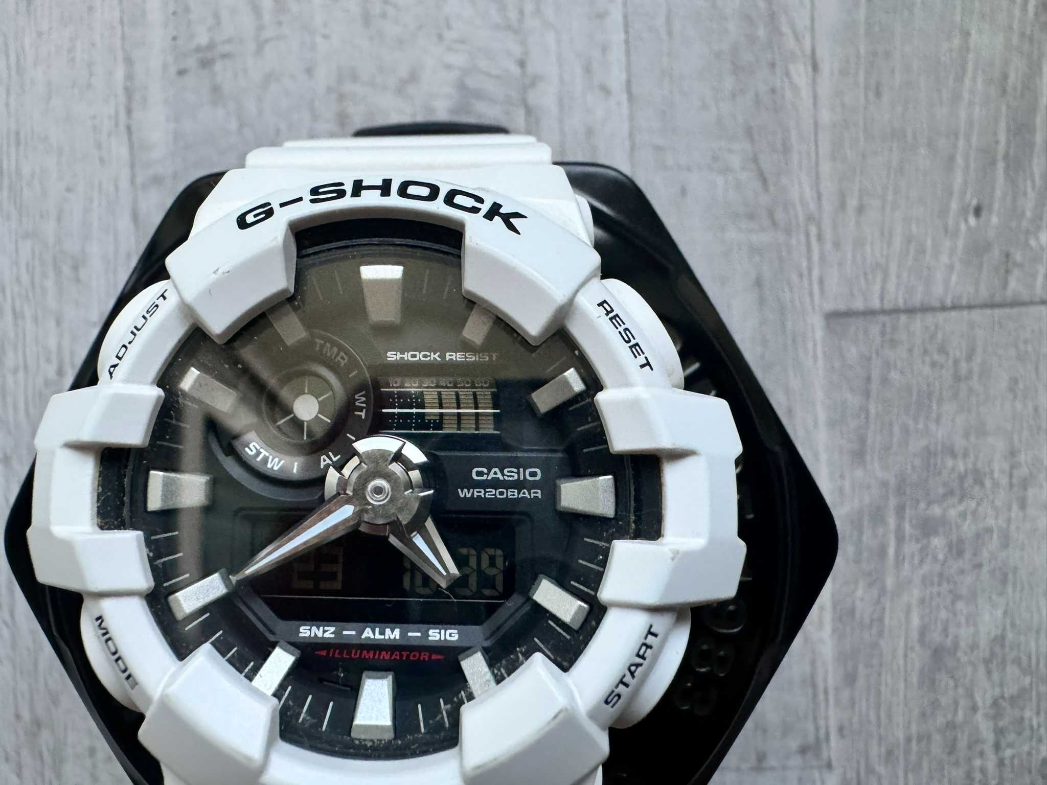 Casio G Shock GA-700 - biały