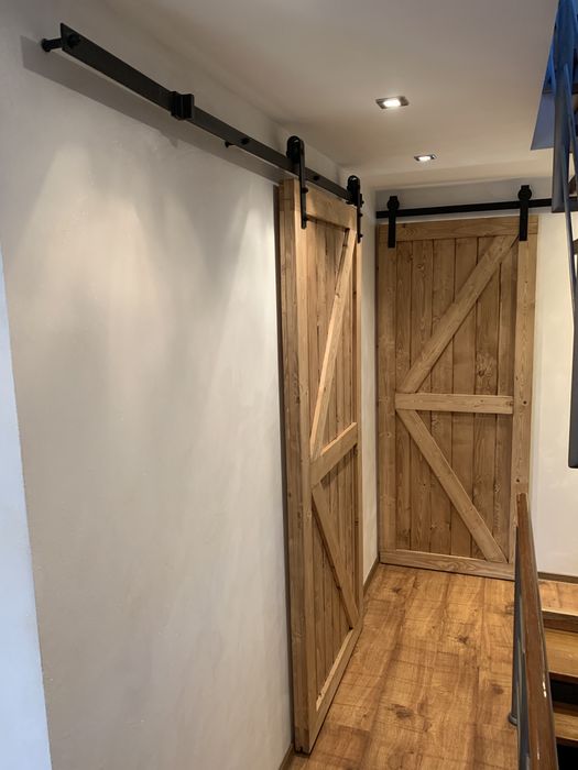 Drewniane drzwi Barn Doors wraz z systemem przesuwnym