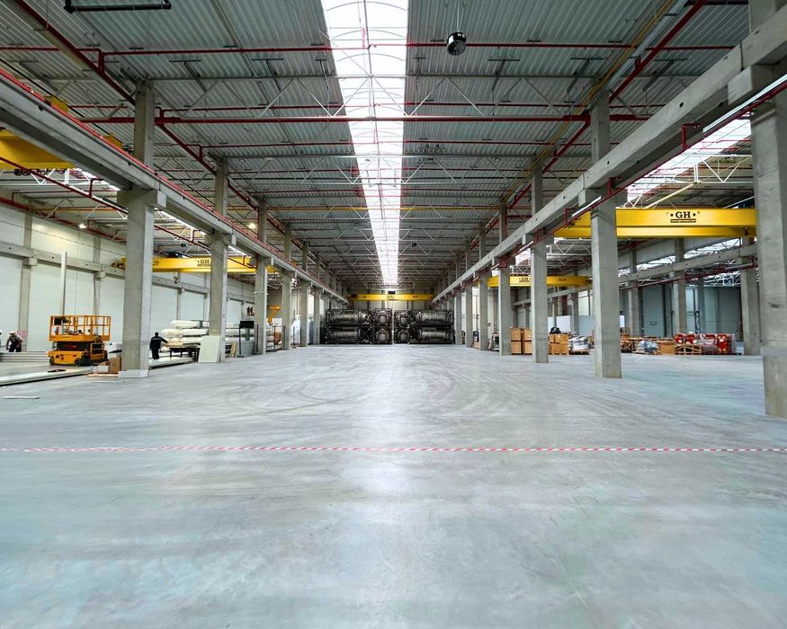 Hala produkcyjna z suwnicami.