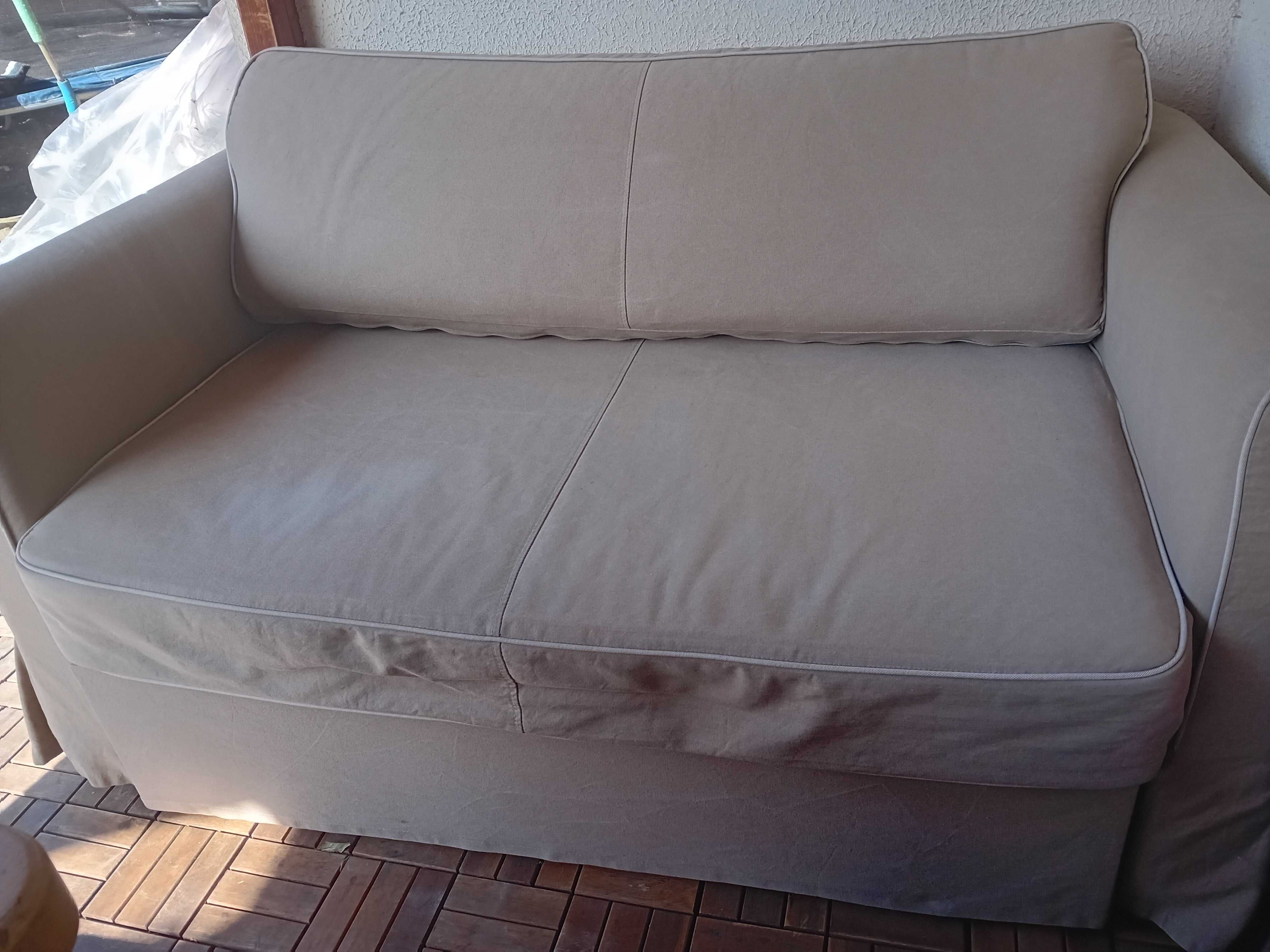 Sofa rozkładana z pojemnikiem na pościel