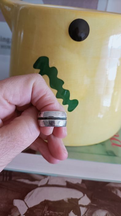 Aliança larga em prata.