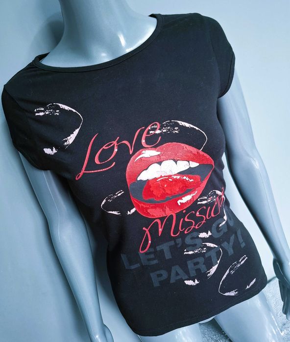 Czarna bluzka z nadrukiem ust wycięte plecy