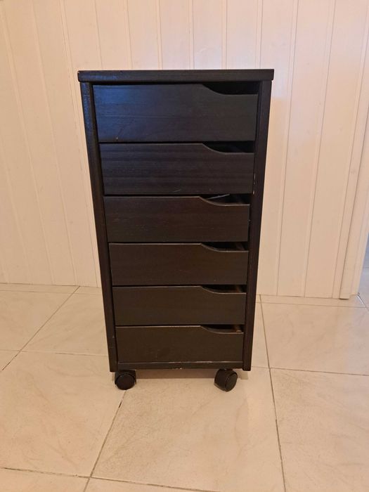 móvel com gavetas e rodísios